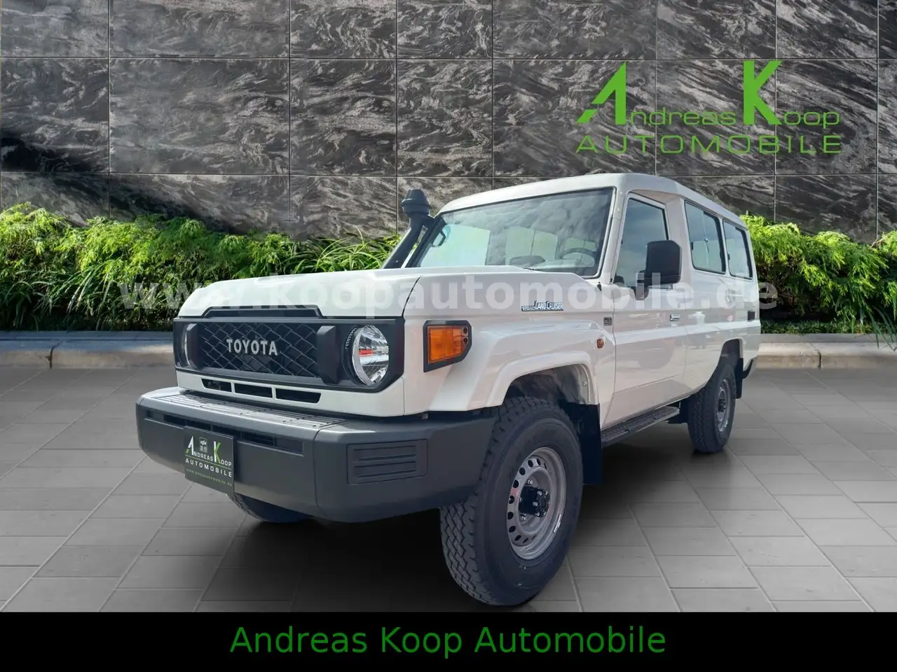 Toyota Land Cruiser GRJ 78 4,0i V6 STD 40th 2x90 SOFORT — photo 1 of 15