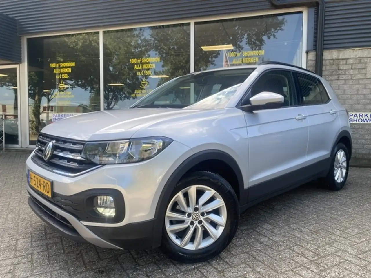 Volkswagen T-Cross 1.0 TSI Life — photo 1 of 33