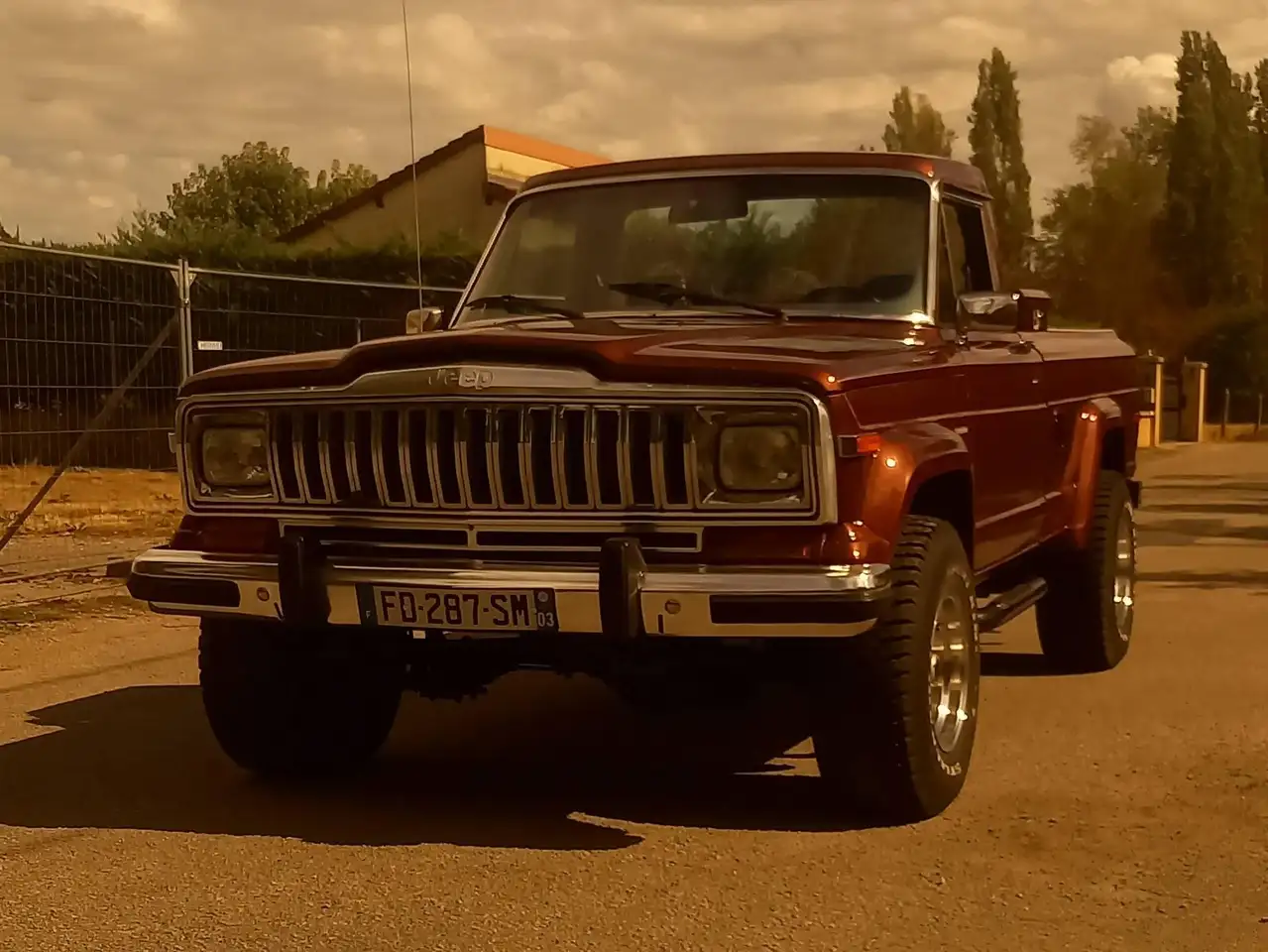 Jeep J10 Laredo — photo 1 of 20