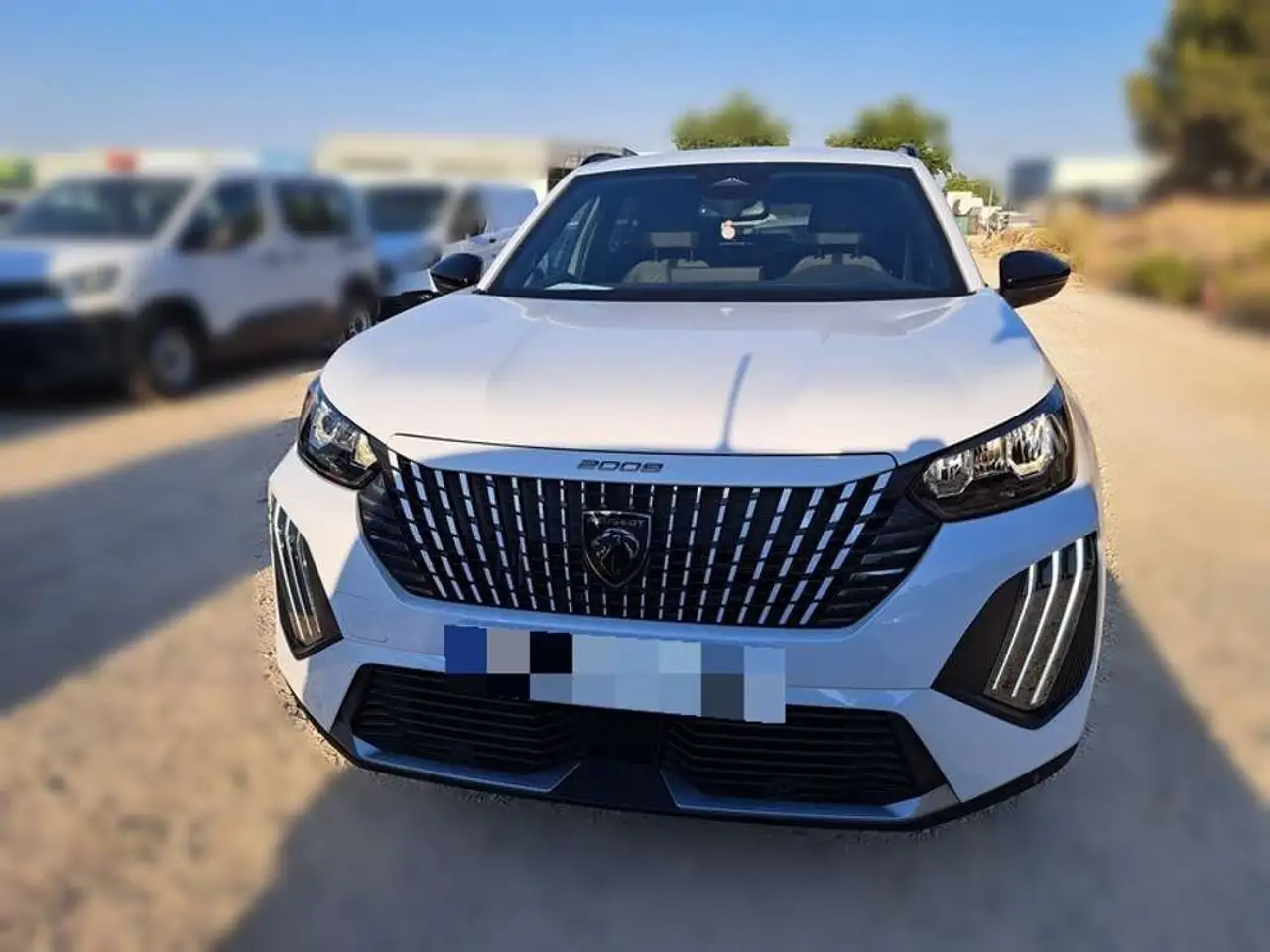 Peugeot 2008 Hybrid 136 Allure eDCS6 — photo 1 of 13
