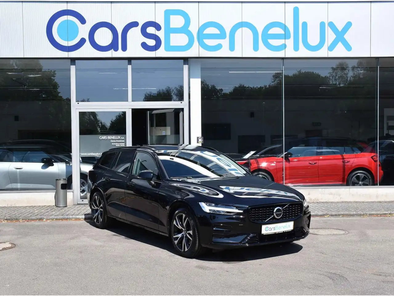 Volvo V60 2.0 B4 Plus Dark Gear. PANO CUIR MEM CAM360 HARMAN — photo 1 of 15