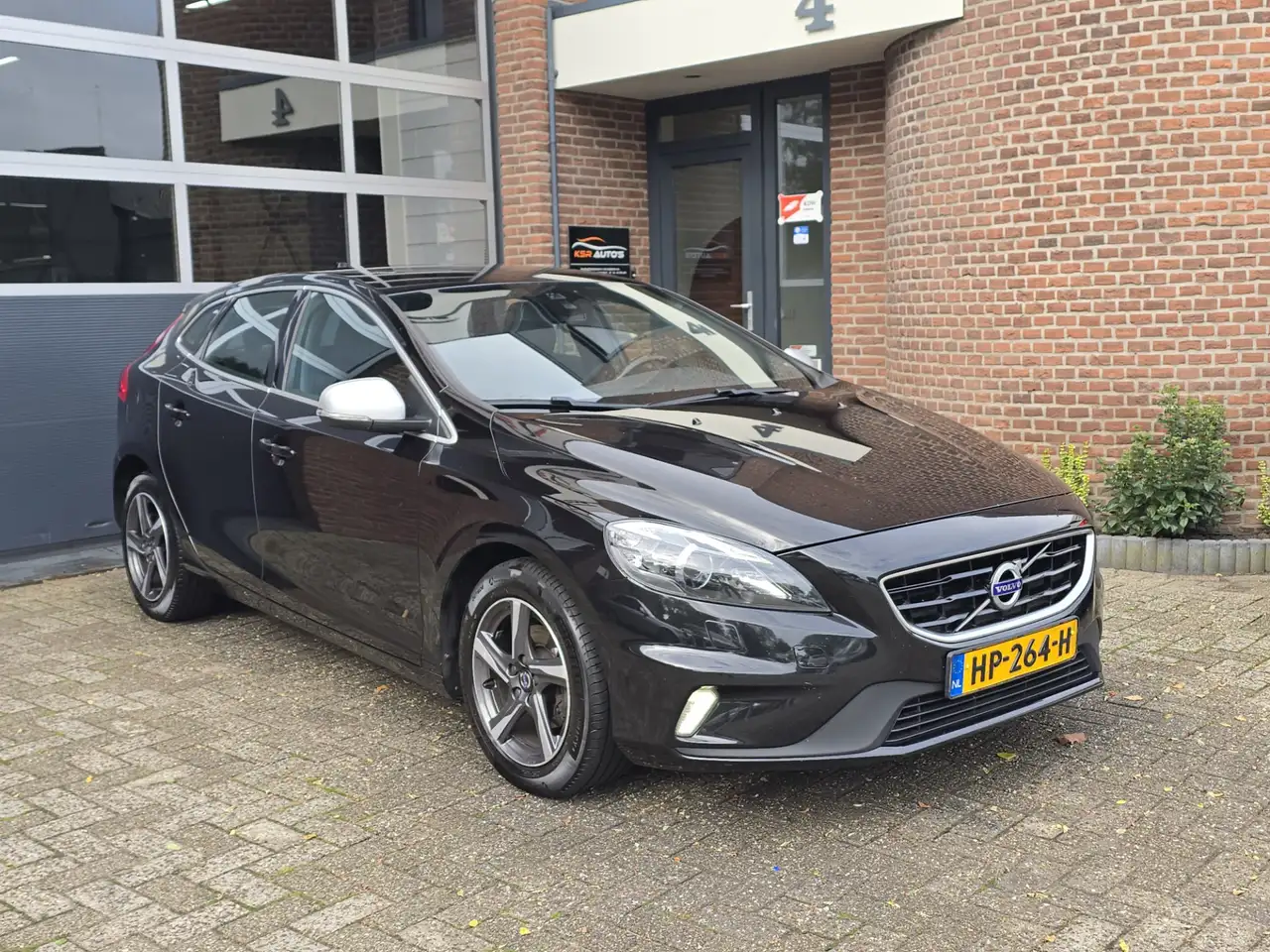 Volvo V40 2.0 D2 R-Design Business — photo 1 of 23