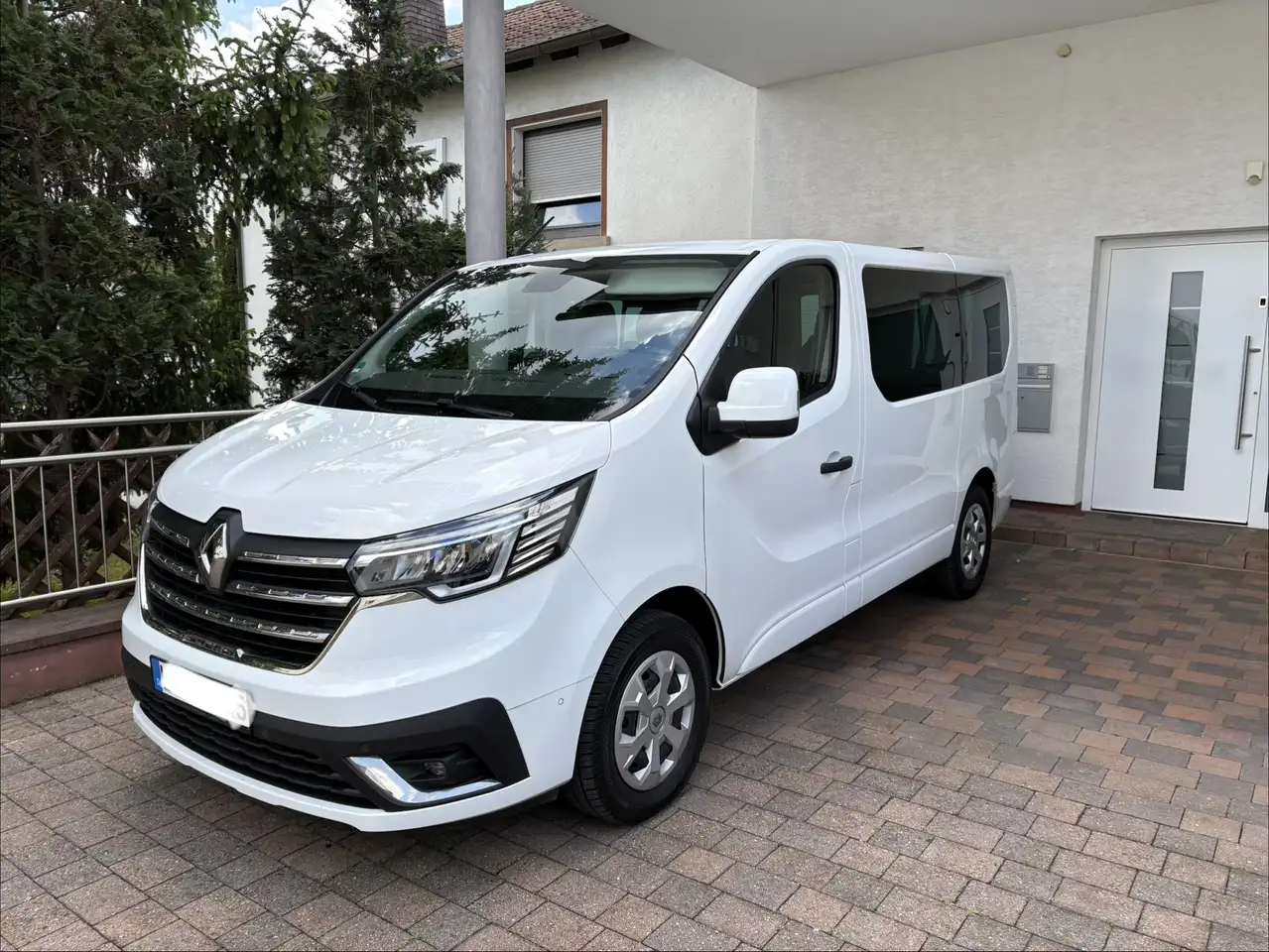 Renault Trafic Blue dCi 170 EDC Life Aut. Navi, Kamera, 9 Sitze — photo 1 of 9