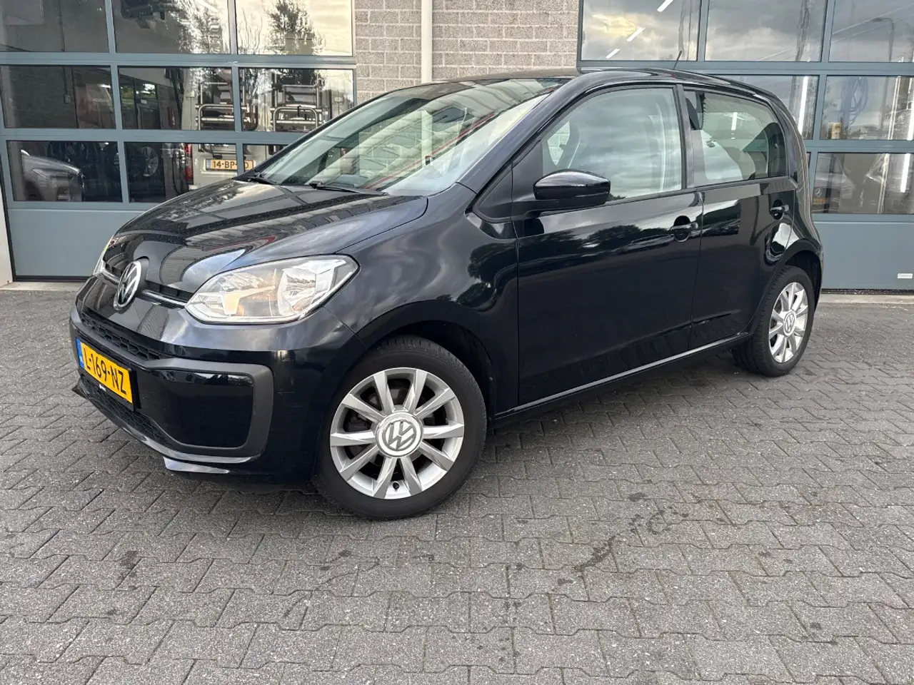 Volkswagen up! 1.0|PARKEERCAMERA|ECC|BLUETOOTH| — photo 1 of 2