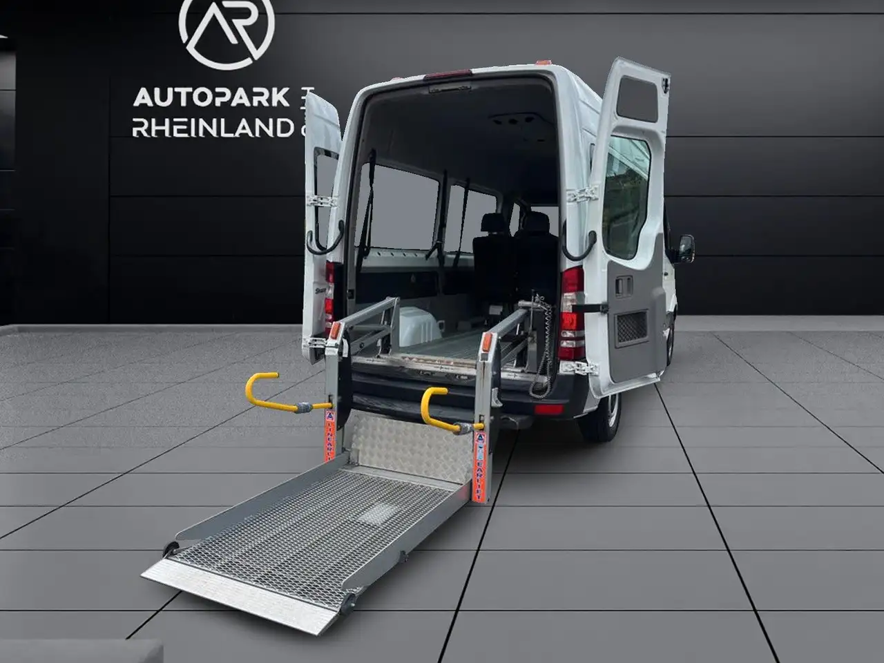 2010 Mercedes-Benz Sprinter 311 CDI*9-SITZE*KLIMA*HOCH-LANG*RAMPE*, photograph 2