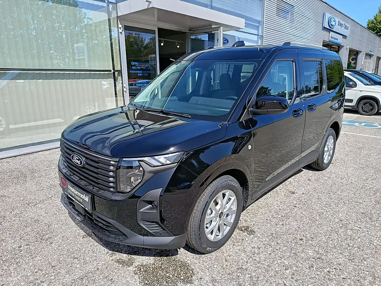 Ford Tourneo Courier 1,0 EcoBoost Titanium — photo 1 of 22
