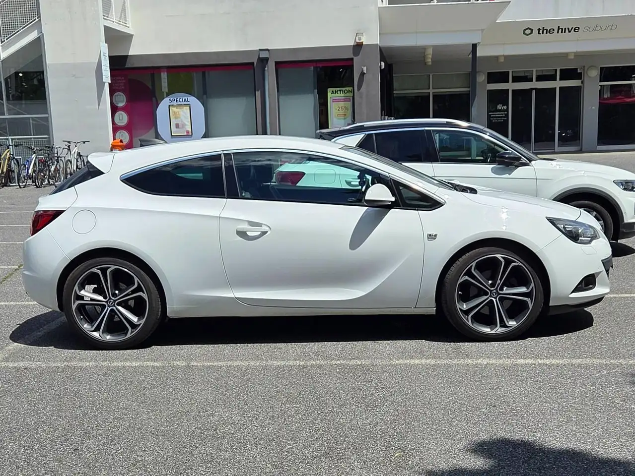Opel Astra GTC Sport — photo 1 of 15