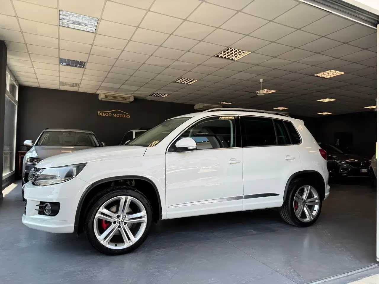 Volkswagen Tiguan 2.0 tdi R-Line BM 4motion dsg — photo 1 of 15