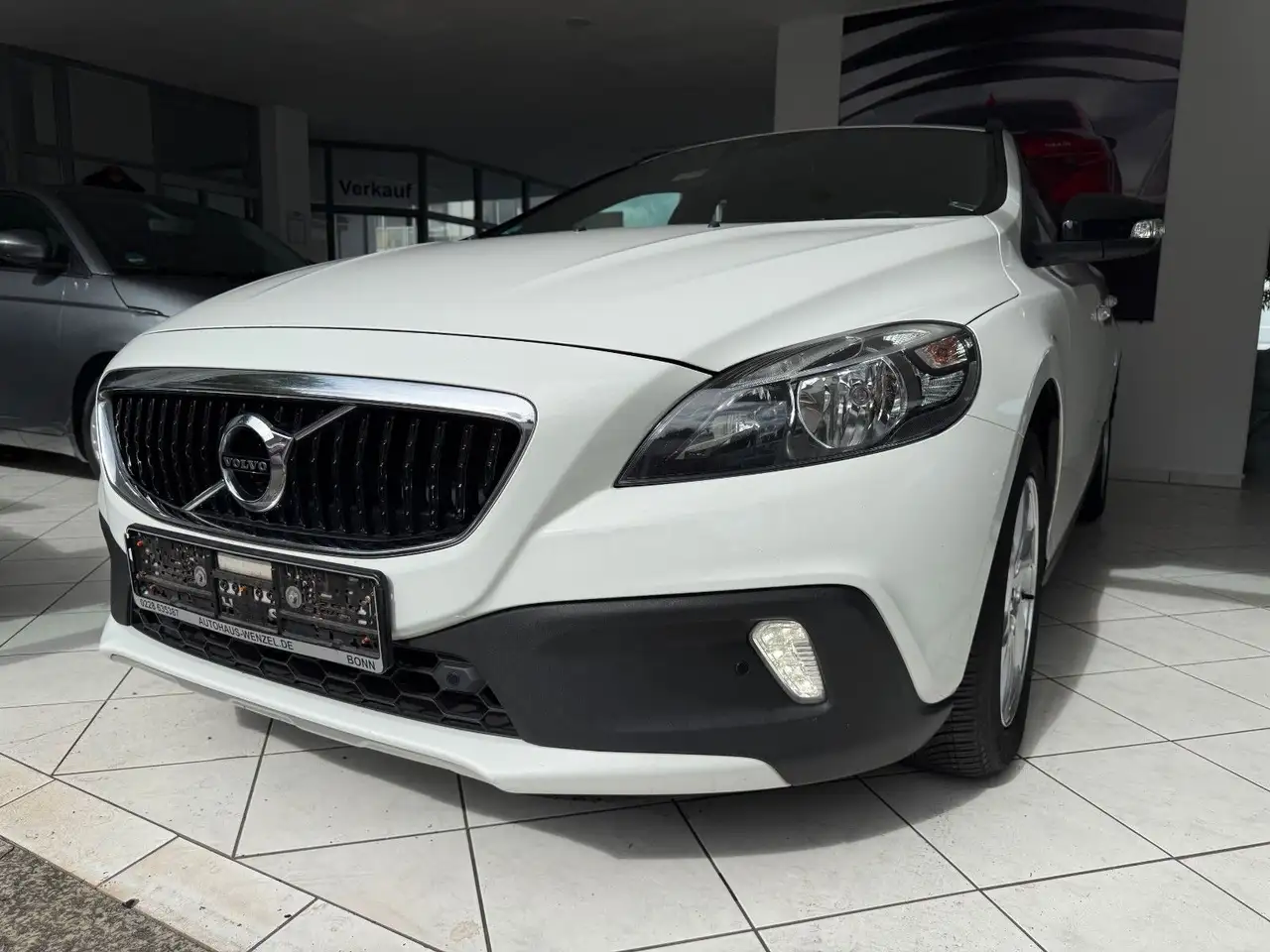 Volvo V40 Cross Country D2 — photo 1 of 11