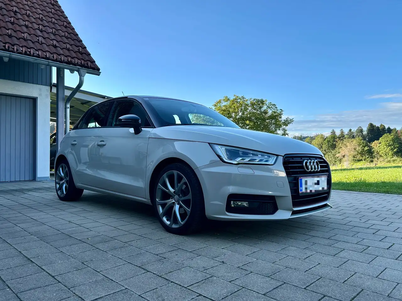 Audi A1 SB 1,0 TFSI Sport S-tronic — photo 1 of 11