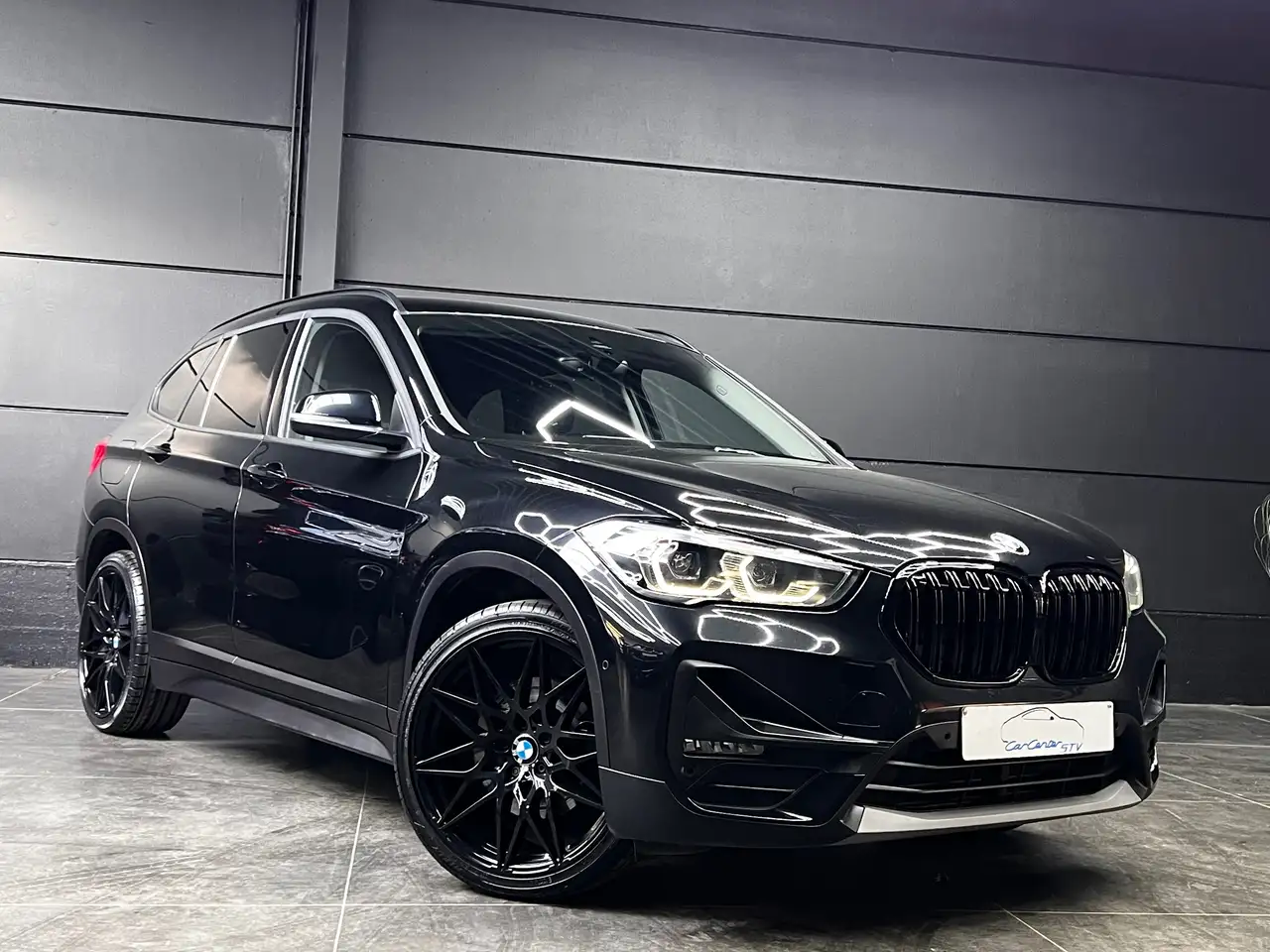 BMW X1 xDrive25e Hybride/LED/Camera/Head Up/All Black/ — photo 1 of 11