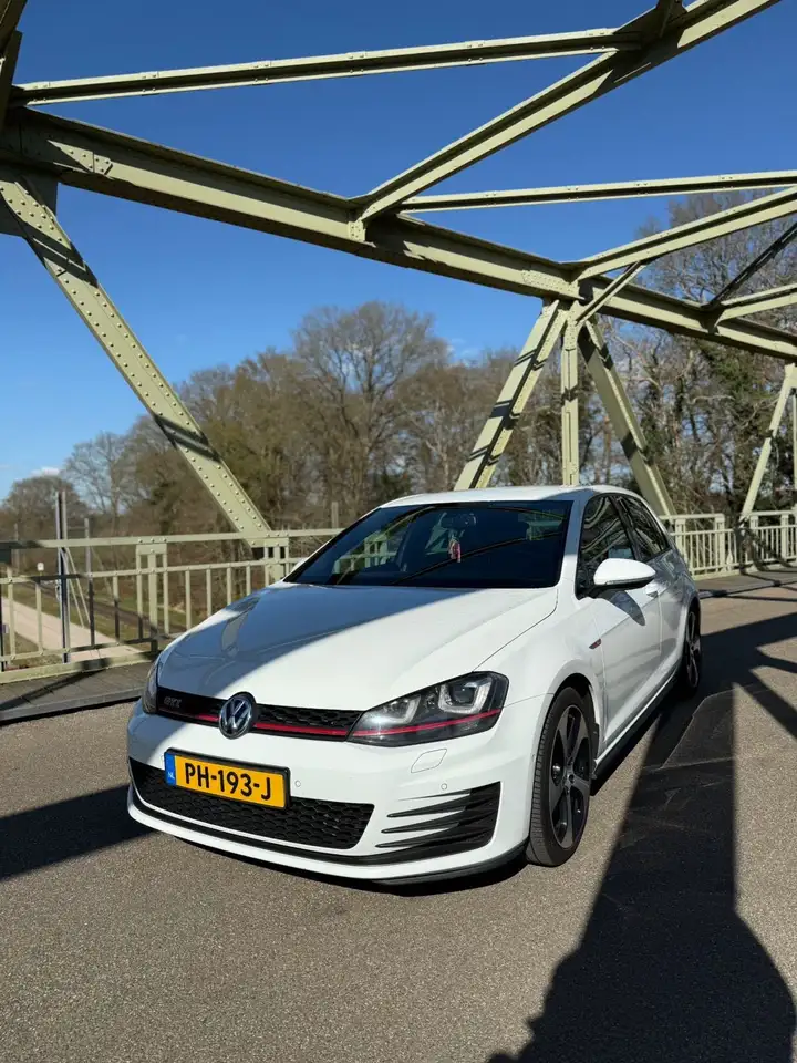 Volkswagen Golf 2.0 TSI GTI Perf. — photo 1 of 12