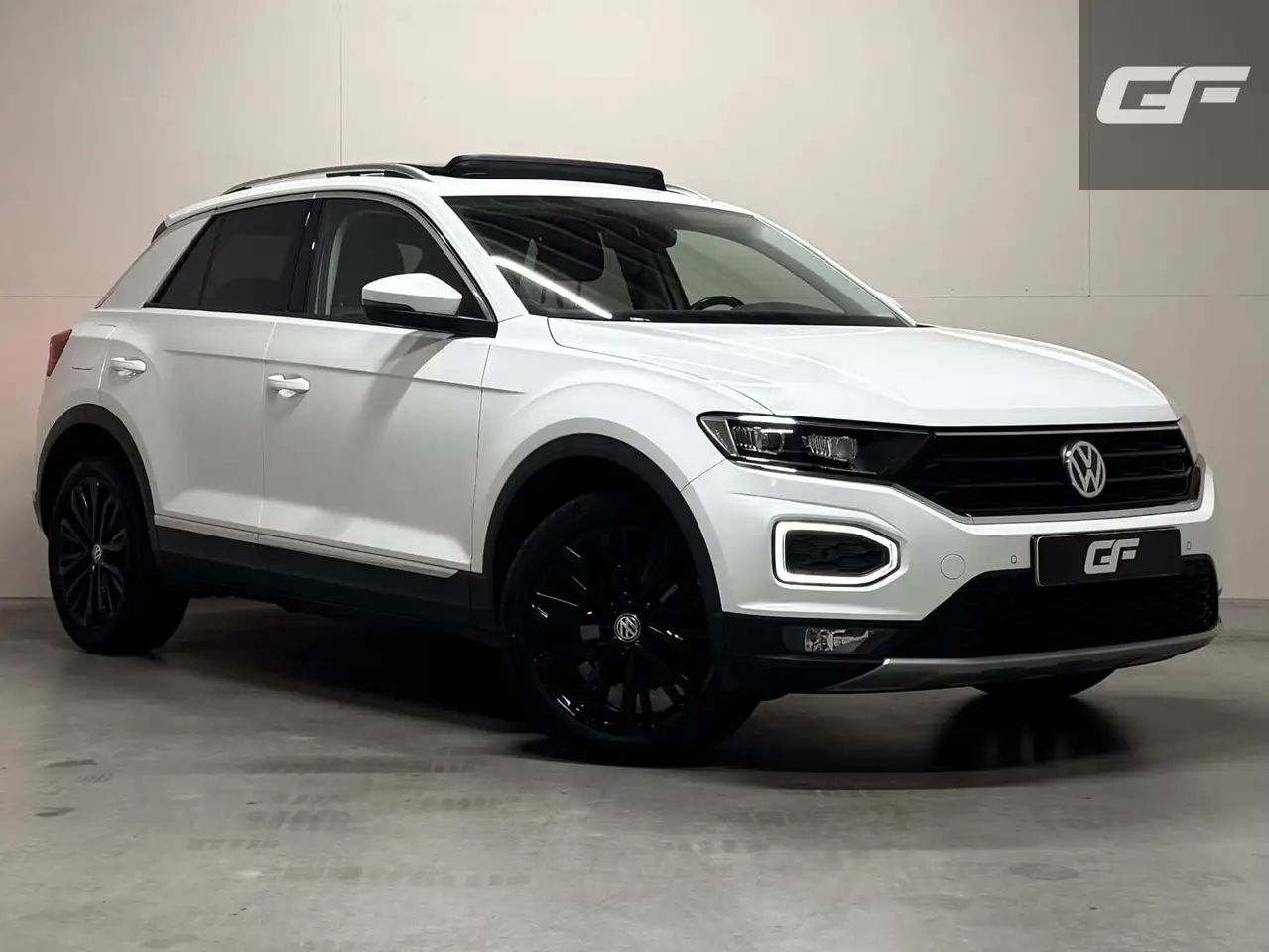 Volkswagen T-Roc 1.5 TSI Sport Pano Virtual Acc Carplay Navi NAP — photo 1 of 40