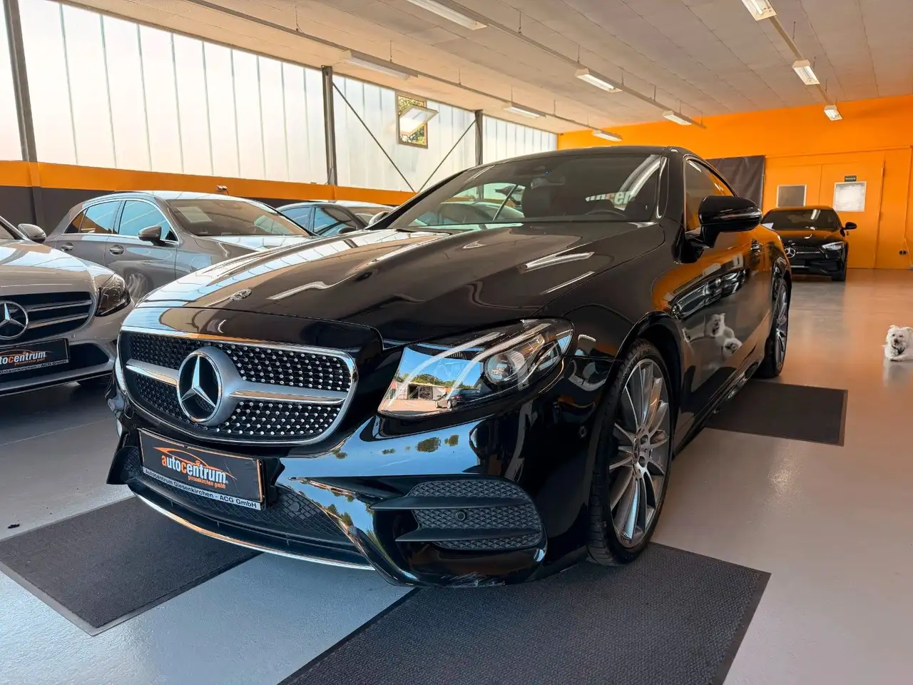 Mercedes-Benz E 200 Cpe 2x AMG*Pano*Comand*LED*Ambient*RFK*20" — photo 1 of 15