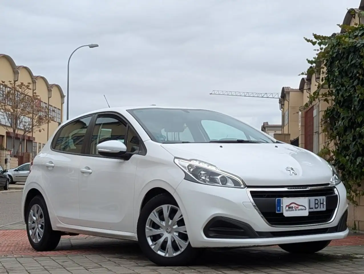 Peugeot 208 1.6BlueHDi Style 100 — photo 1 of 21