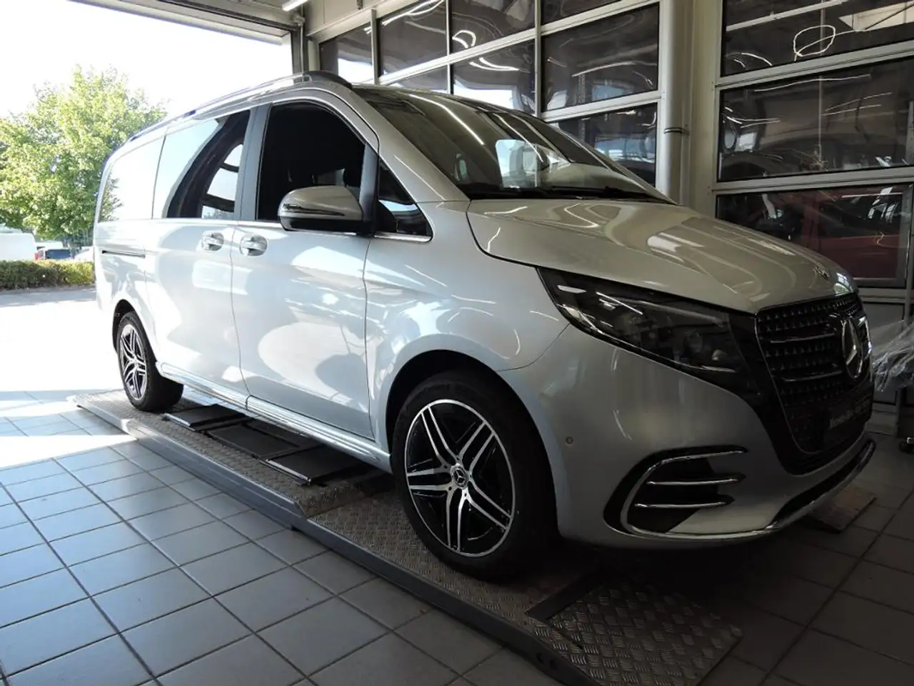 Mercedes-Benz V 300 d Avantgarde AMG 4 Matic Standheizung — photo 1 of 10