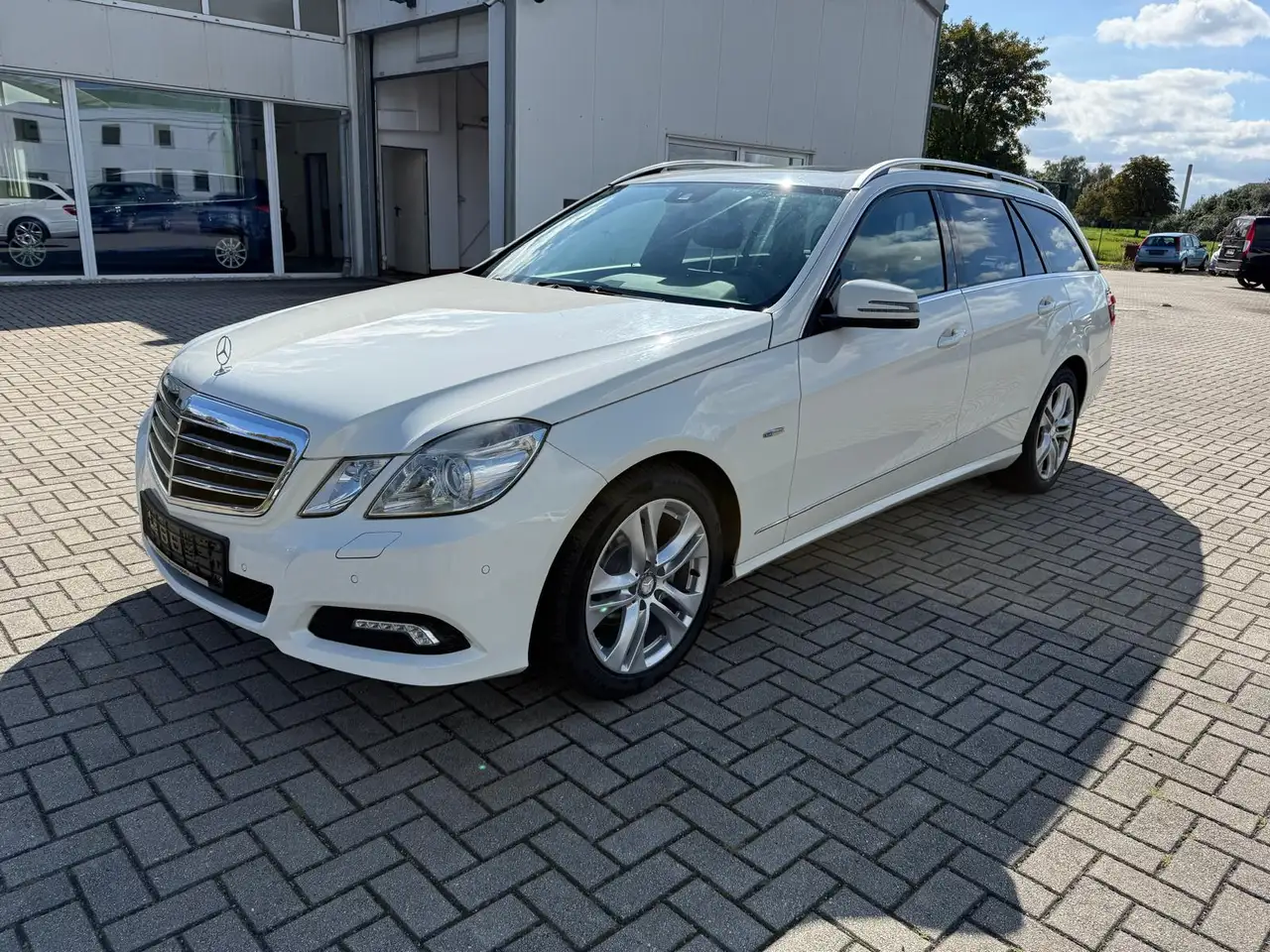 Mercedes-Benz E 200 E 200 CGI BlueEfficiency (212.248) — photo 1 of 17