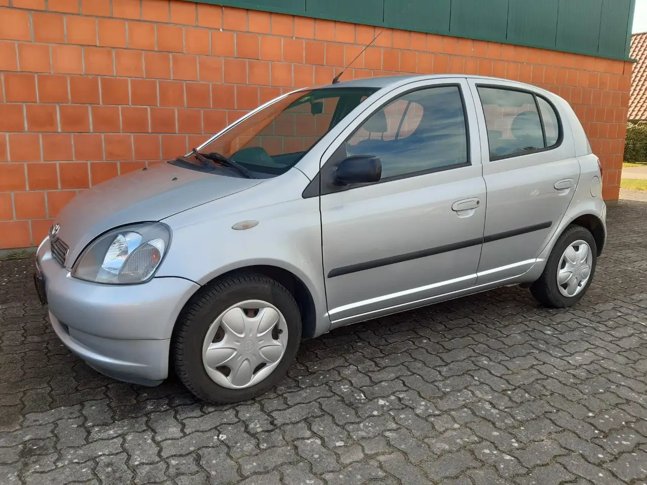Toyota Yaris 1,0 Klima wenig Km. sehr gepflegt — photo 1 of 16