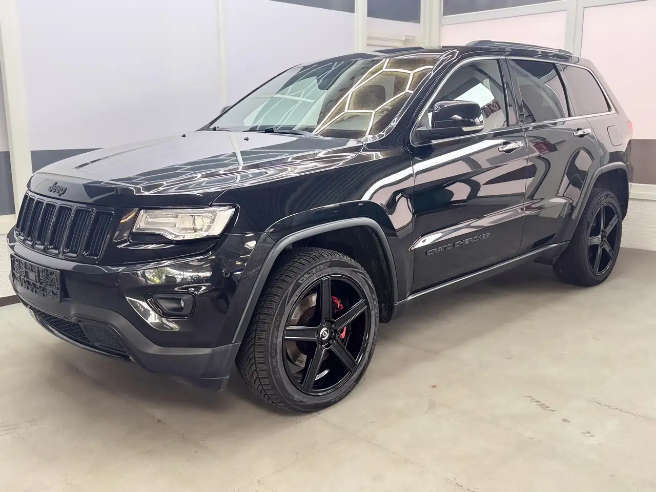 Jeep Cherokee LIMITED 4X4 AUT NAVI SHZ RFK ALPINE KEYLESS 3.0... — photo 1 of 31