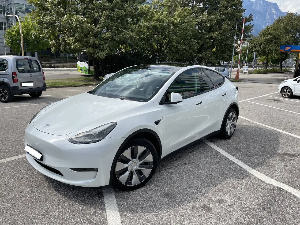 Tesla Model Y Model Y Long Range Dual Motor awd — photo 1 of 8