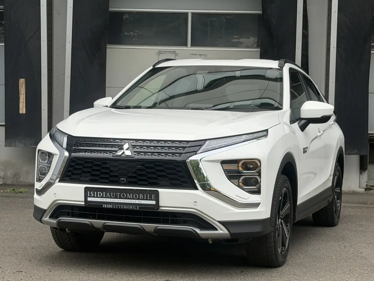 Mitsubishi Eclipse Cross Plus Hybrid 4WD LED Navi RüKamera — photo 1 of 40