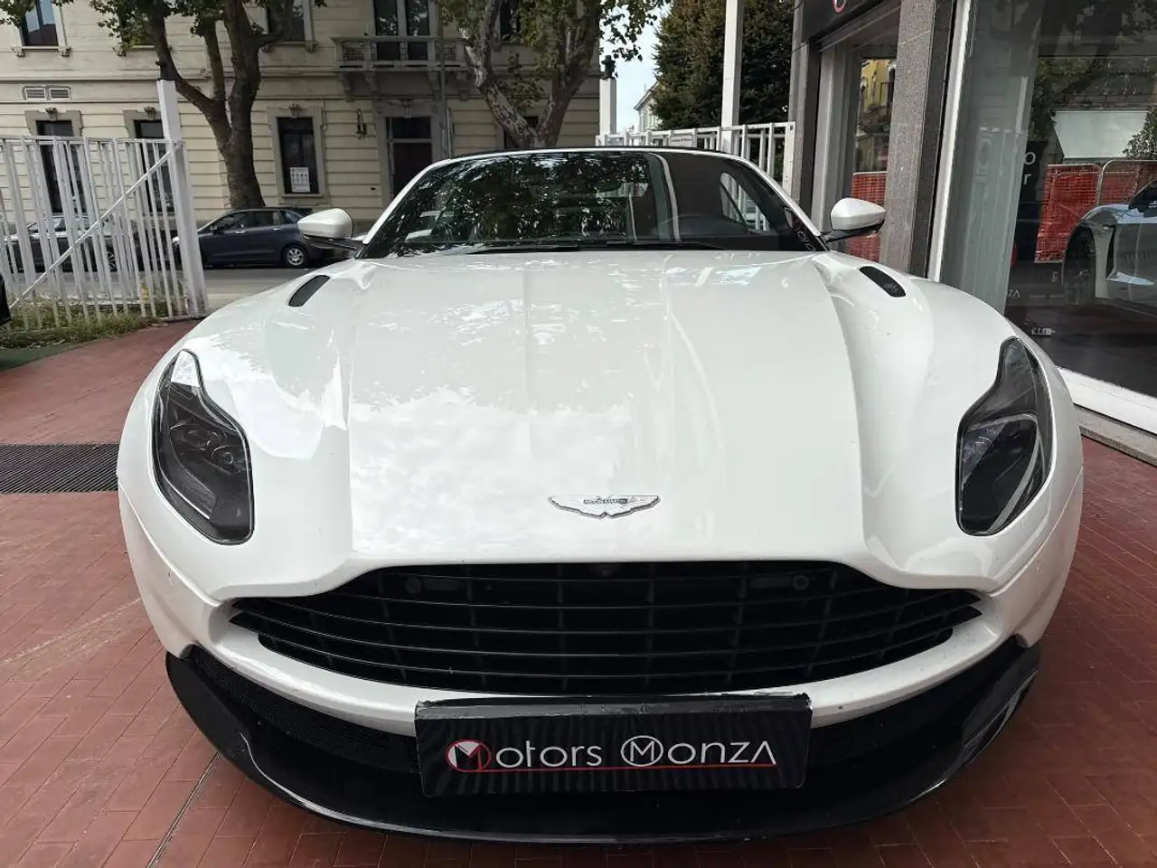 Aston Martin DB11 DB11 Volante Volante 4.0 V8 auto — photo 1 of 8