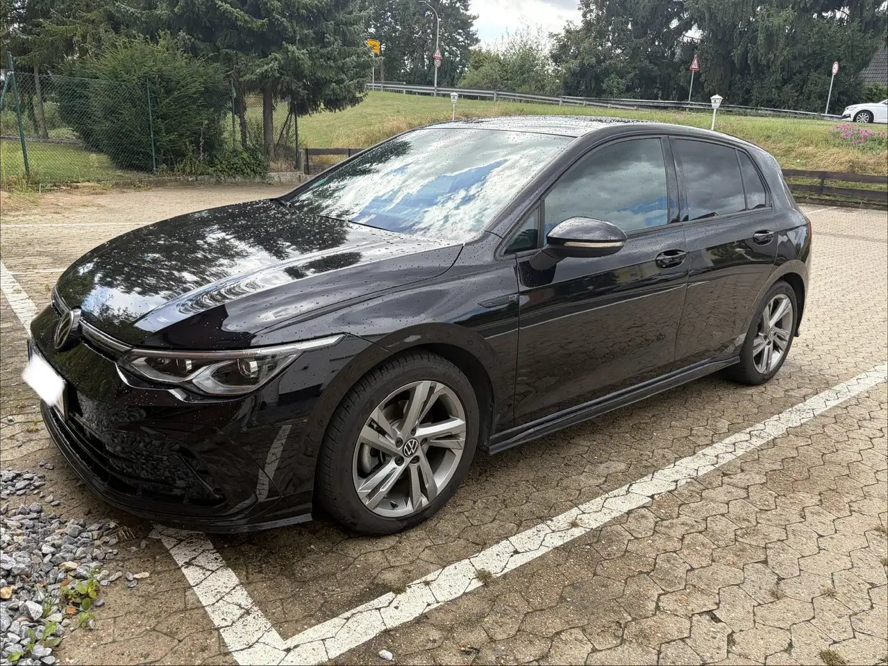 Volkswagen Golf 2,0 TDI R-Line DSG — photo 1 of 9