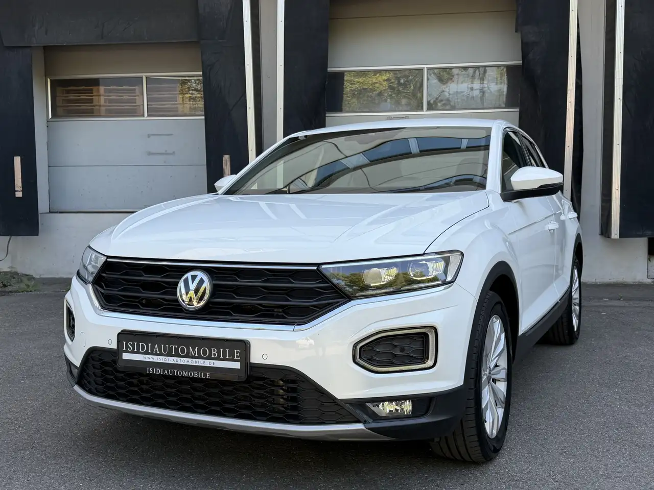 Volkswagen T-Roc Sport 4-Motion DSG LED Navi ACC Ambiente-B — photo 1 of 38