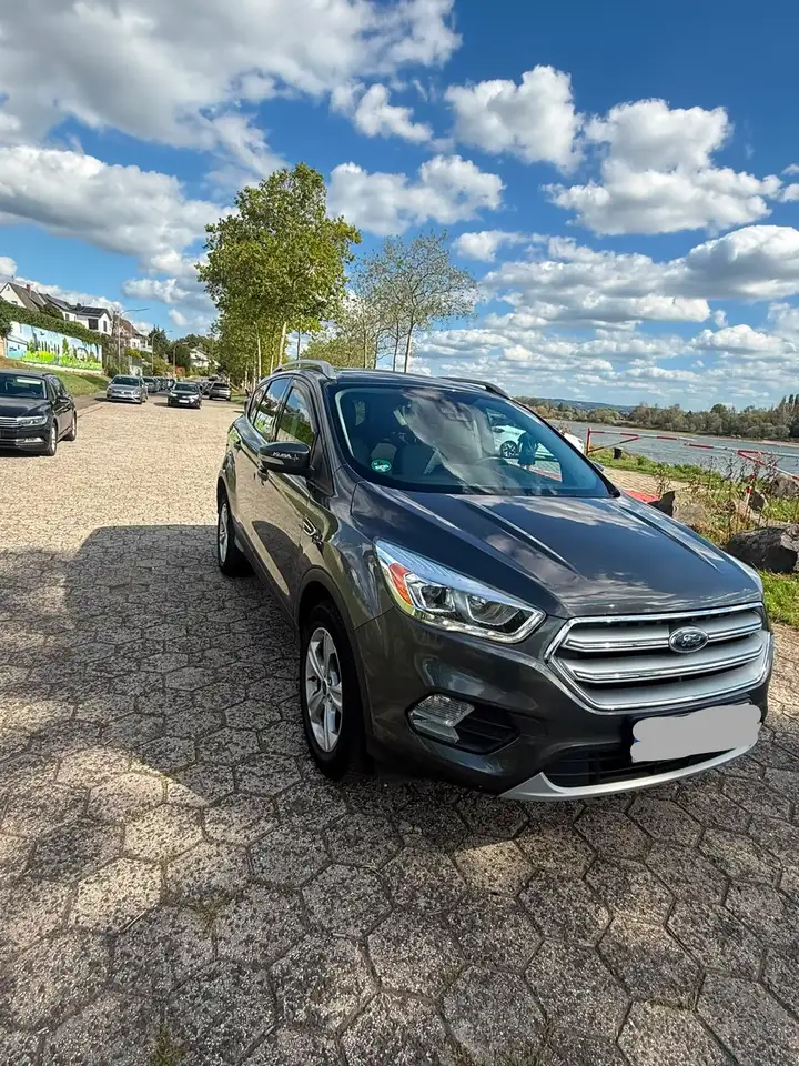 Ford Kuga 1.5 EcoBoost 2x4 Titanium — photo 1 of 15