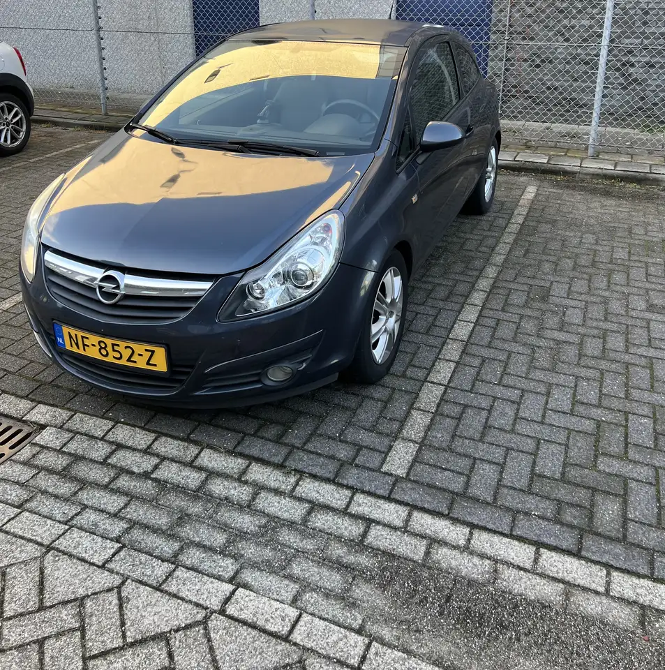 Opel Corsa 1.4-16V — photo 1 of 16