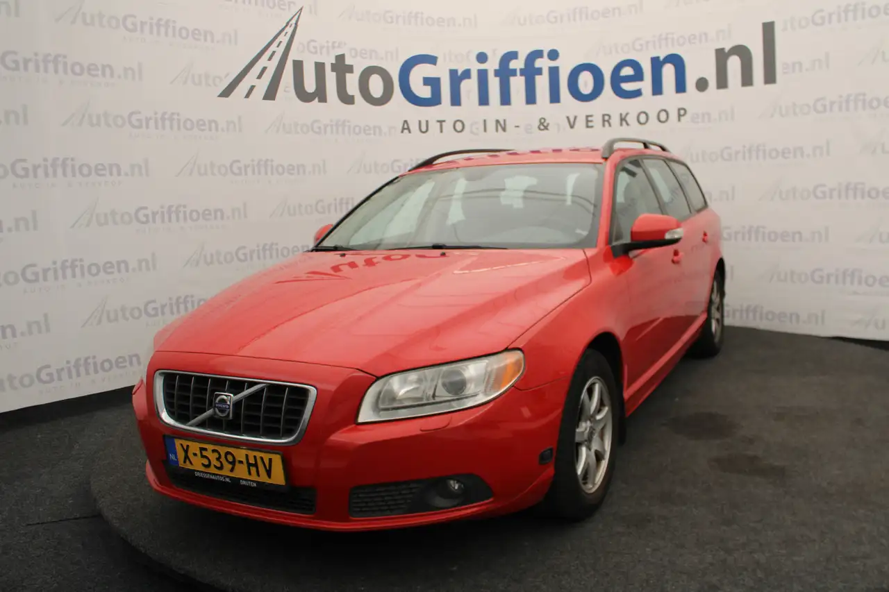 Volvo V70 2.0F nette stationcar met trekhaak — photo 1 of 35
