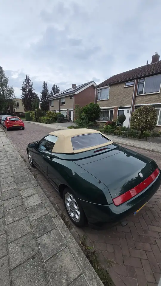 Alfa Romeo Spider 2.0-16V — photo 1 of 12