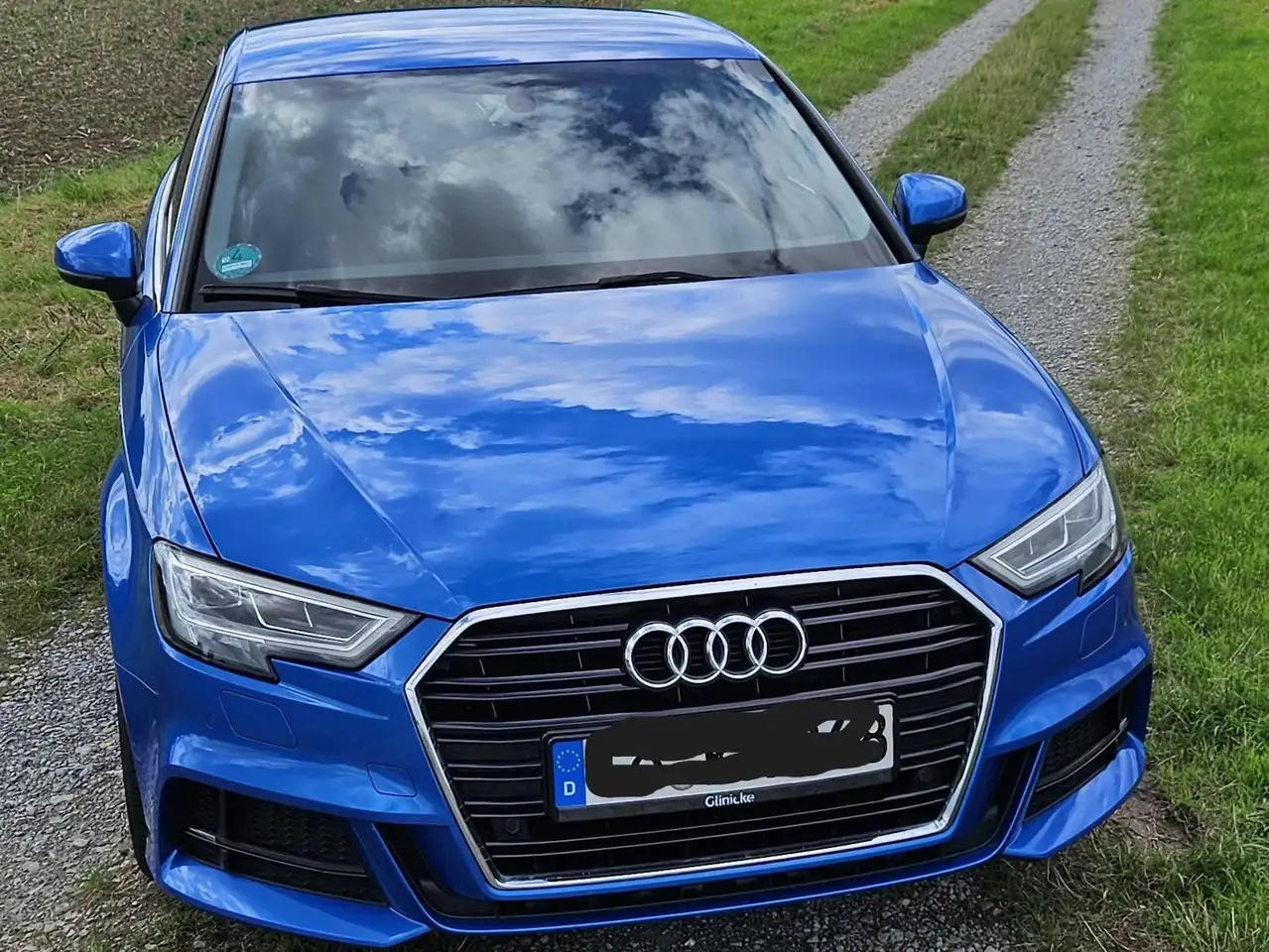 Audi A3 A3 1.5 TFSI cylinder on demand Sportback design — photo 1 of 14