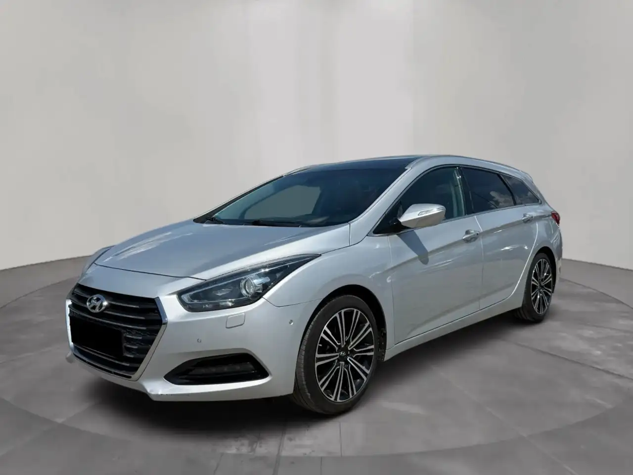 Hyundai i40 cwblue Premium 1.7CRDIAutom. XenonLederPano — photo 1 of 18