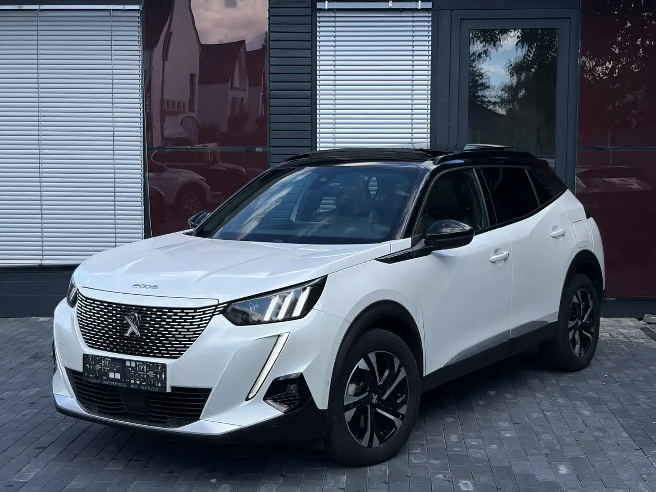 Peugeot e-2008 GT /PANO/NAVI/ACC/360°KAMERA/AMBIENTE-B — photo 1 of 15