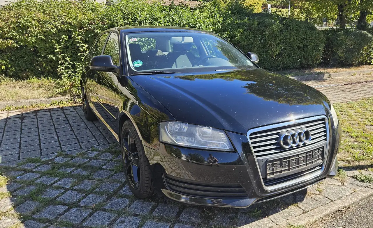 Audi A3 Sportback 1.6 Attraction DSG — photo 1 of 10
