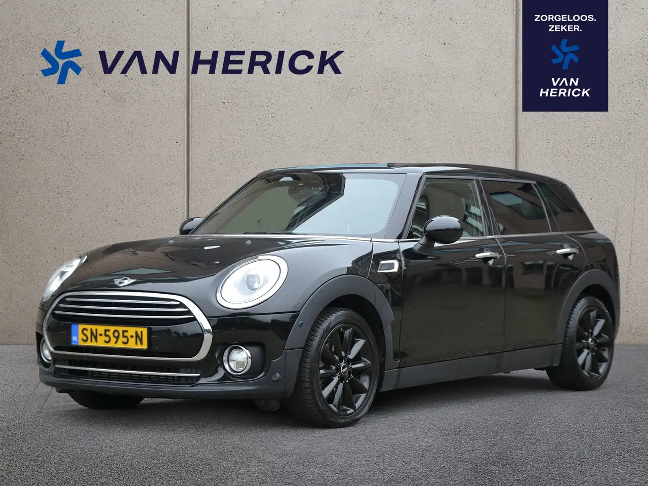 MINI Cooper Clubman 1.5 136PK Chili Serious Business | Panoramadak | A — photo 1 of 22