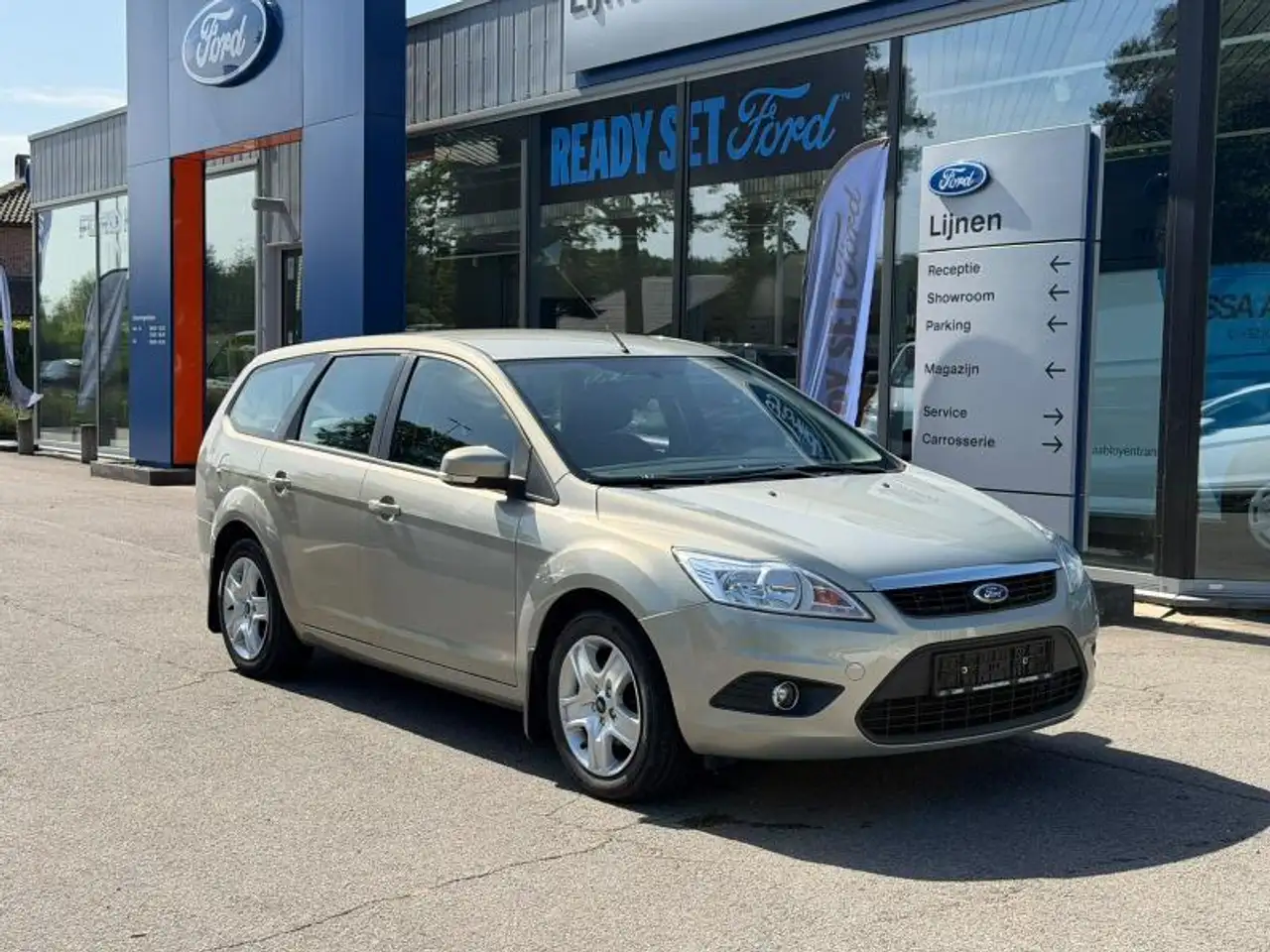 Ford Focus 4 portes/Clipper modèle Trend — photo 1 of 8
