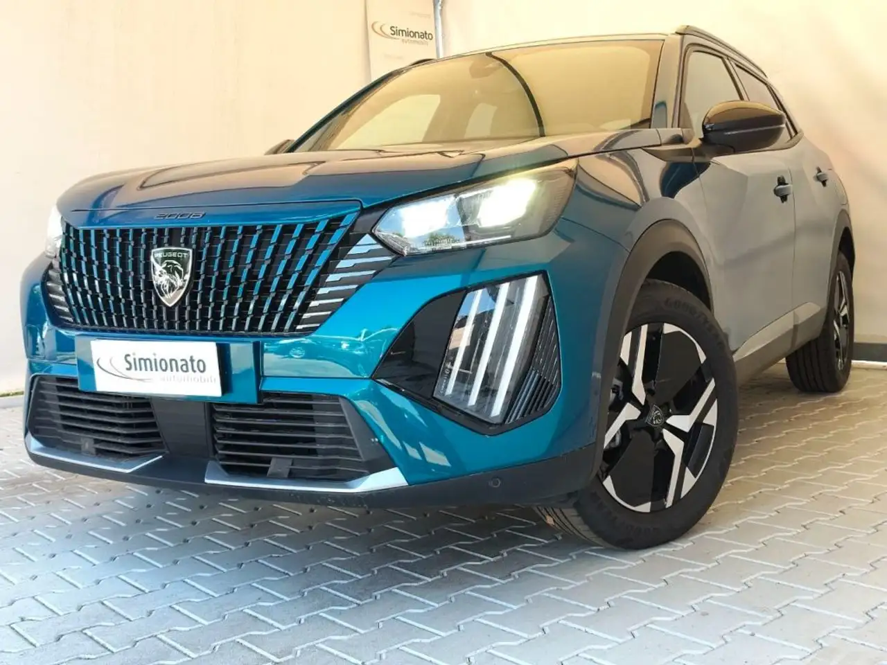 Peugeot 2008 PureTech 100 S&S Allure — photo 1 of 15