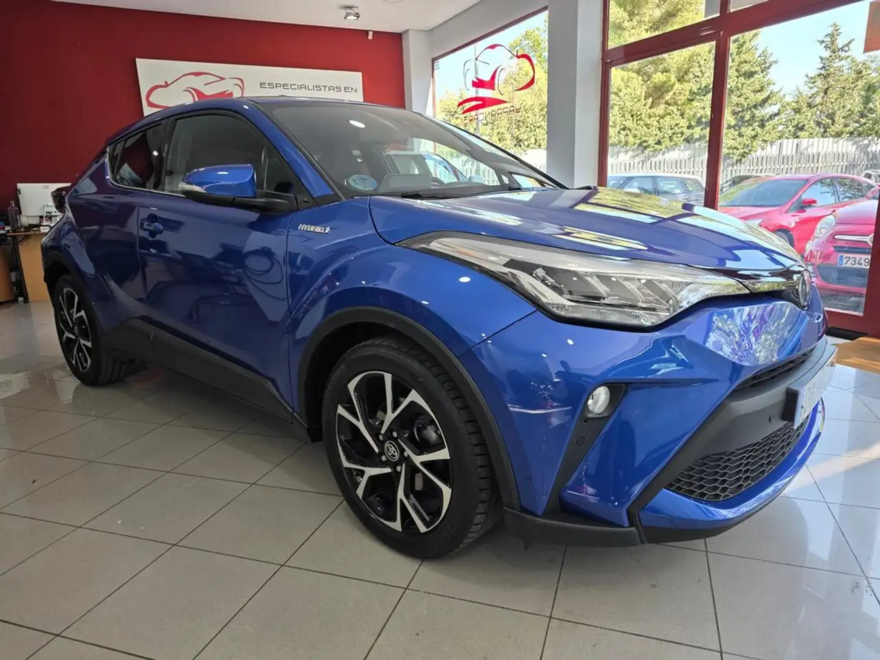 Toyota C-HR 180H Advance — photo 1 of 15