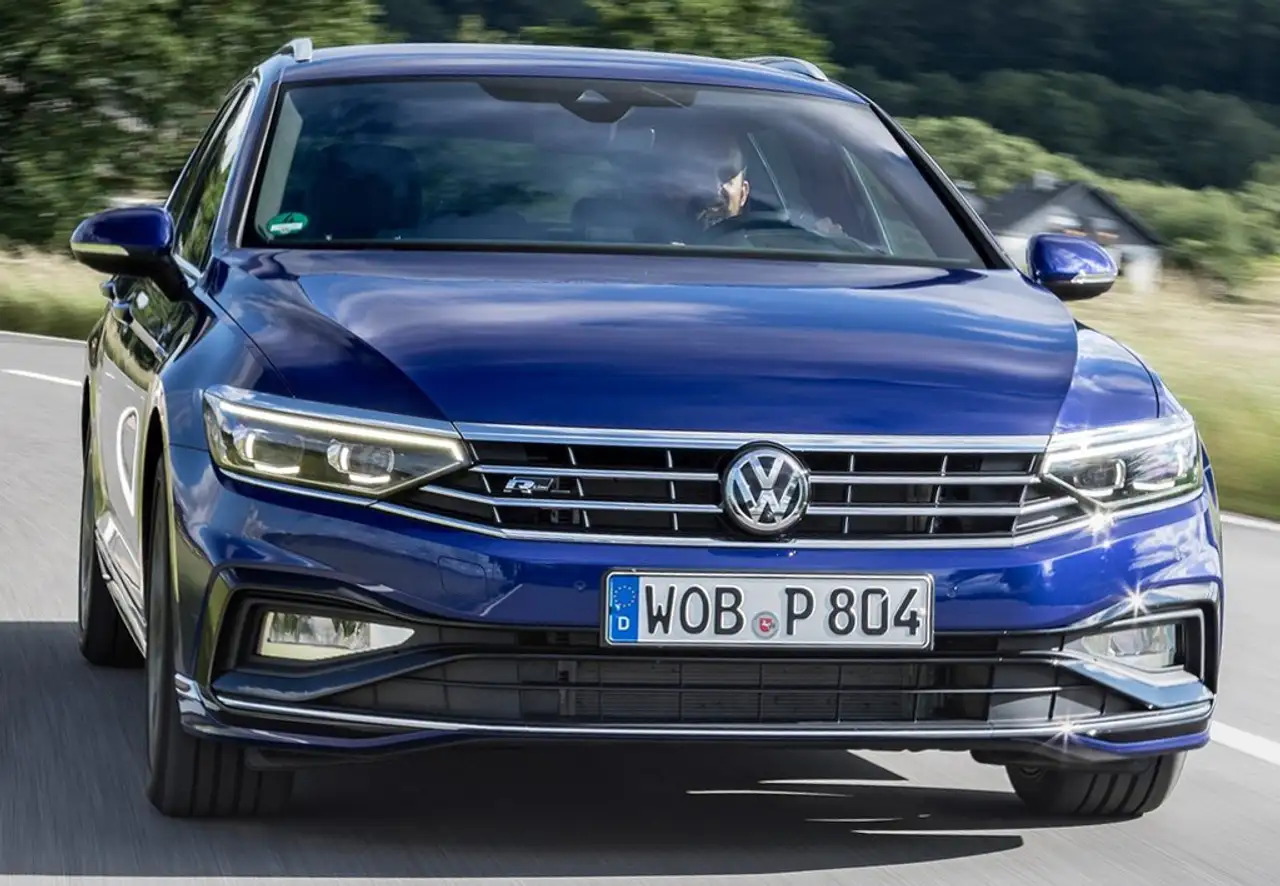 Volkswagen Passat Variant 1.5 TSI ACT Executive DSG7 110kW — photo 1 of 38