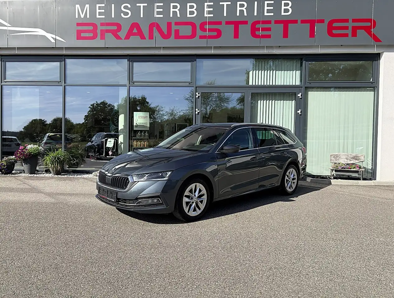 Skoda Octavia Combi 2,0 TDI Premium DSG — photo 1 of 15