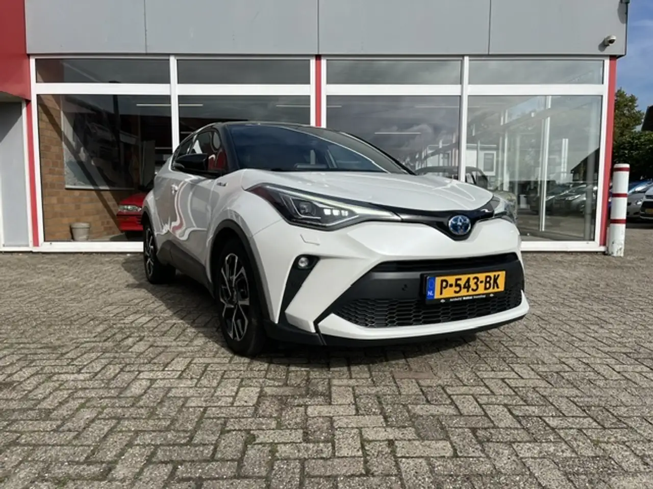 Toyota C-HR 2.0 Hybrid Executive — photo 1 of 40