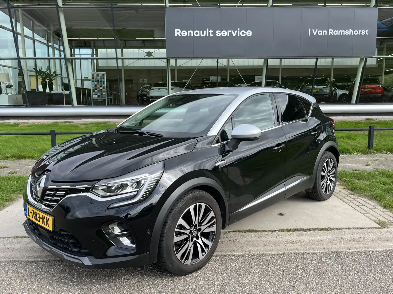Renault Captur 1.6 E-Tech Plug-in Hybrid 160PK Initiale Paris / T — photo 1 of 20