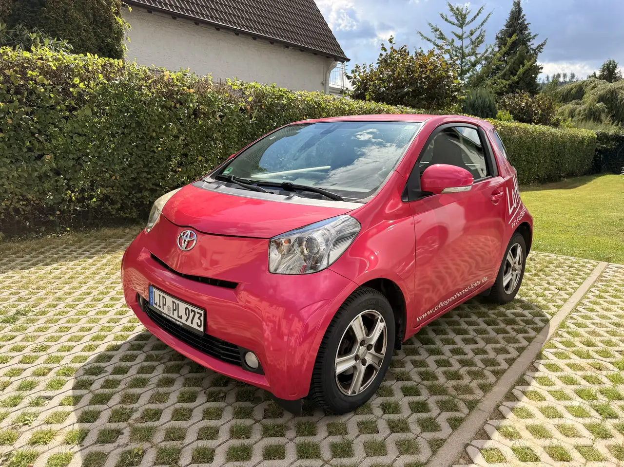 Toyota iQ 1.0 + — photo 1 of 6