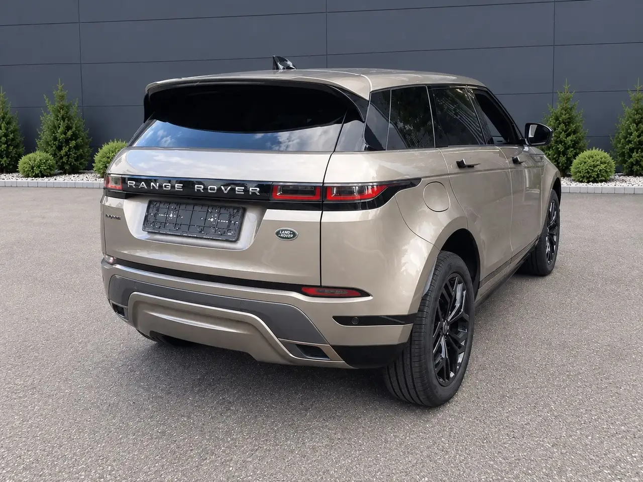 2026 Land Rover Range Rover Evoque D165 AWD R-Dynamic SE, photograph 3