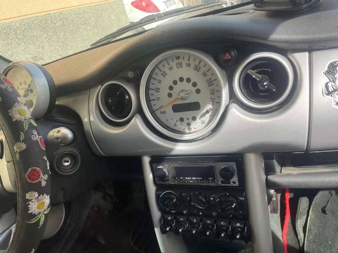 MINI Cooper — photo 1 of 3