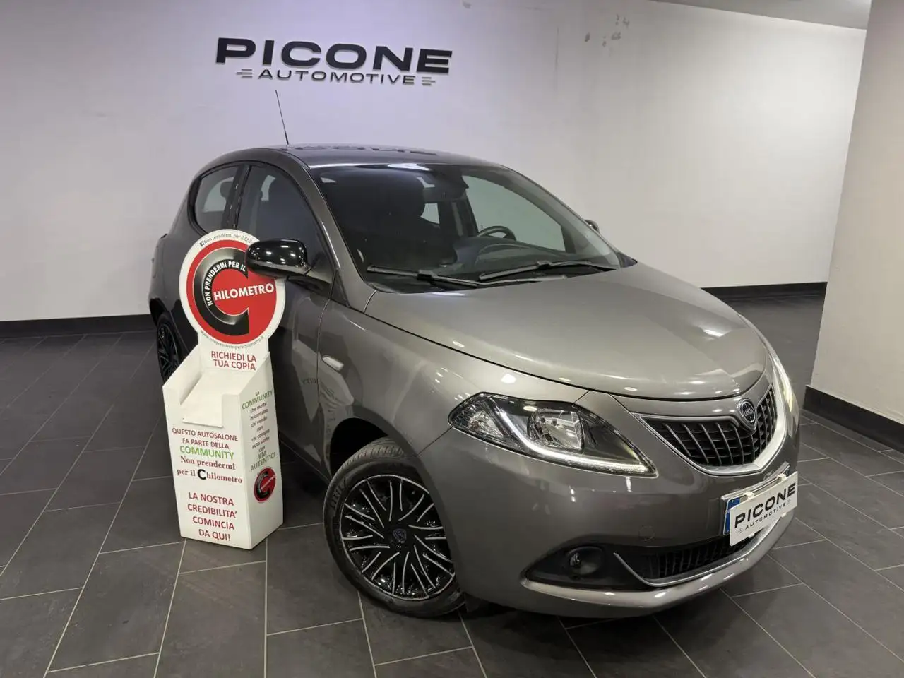 Lancia Ypsilon 1.0 FireFly 5 porte S&S Hybrid Gold — photo 1 of 12