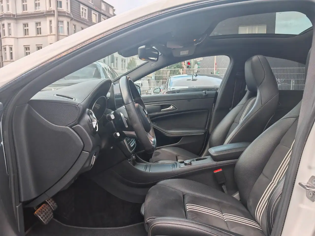 Mercedes-Benz CLA 200 Peak AMG Pano Night Harman Kardon Kamera — photo 1 of 10