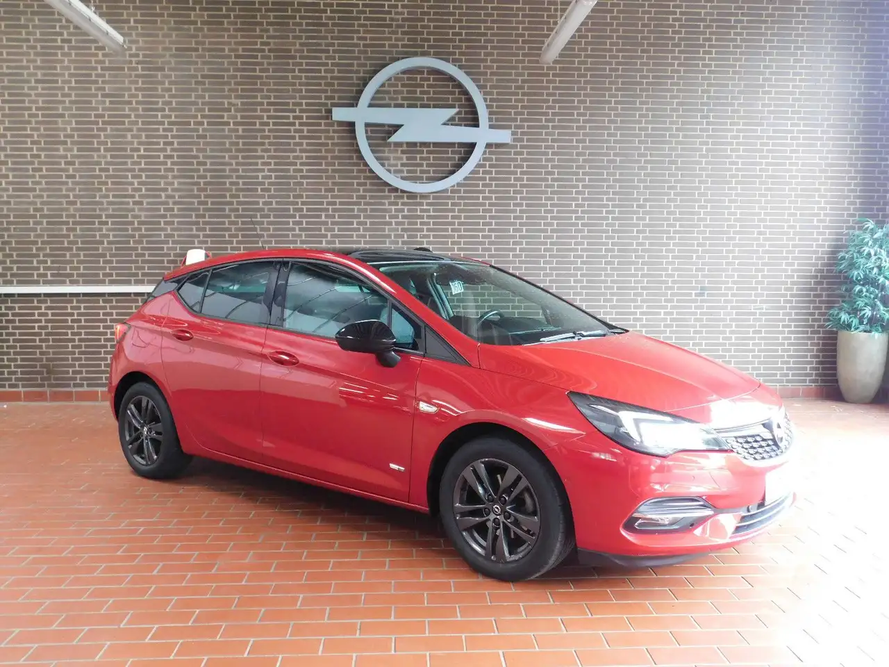 Opel Astra K Lim. 5-trg. Design & Tech Apple CarPlay — photo 1 of 15